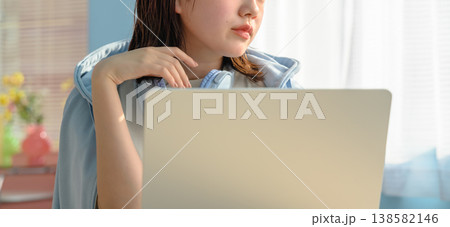 ノートパソコンに向かう若い女性 ：はっぴぃぽっぷ 138582146