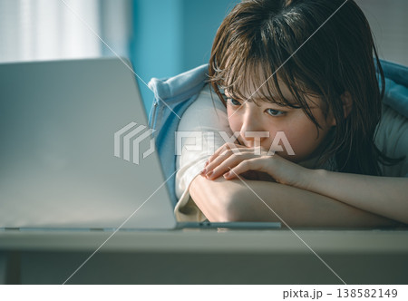 ノートパソコンを見つめる女性の顔 ：はっぴぃぽっぷ 138582149