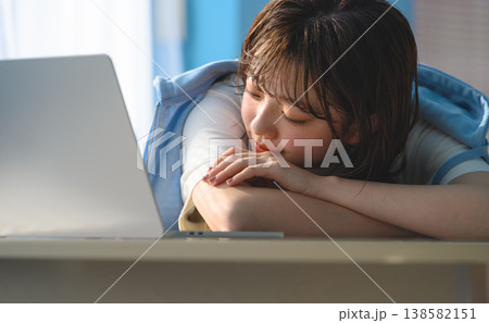 女性がノートパソコンの前でうたた寝 :はっぴぃぽっぷ 女性がノートパソコンの前でうたた寝 :はっぴぃぽっぷ 138582151