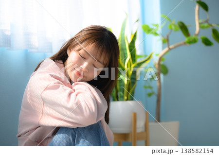 窓辺で目を閉じて休む女性 ：はっぴぃぽっぷ 138582154