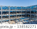 大規模鉄骨建築工事の全景と仮設足場・梁本締め作業の現場 138582271