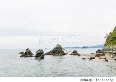三重県伊勢の二見浦夫婦岩(二見興玉神社) 三重県伊勢の二見浦夫婦岩(二見興玉神社) 138582278
