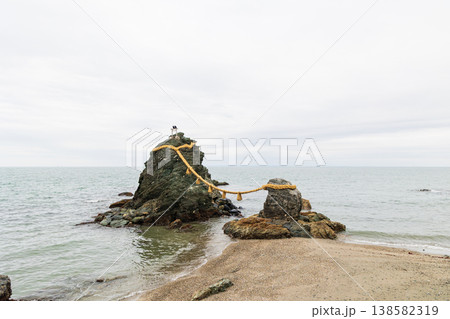 三重県伊勢の二見浦夫婦岩(二見興玉神社) 三重県伊勢の二見浦夫婦岩(二見興玉神社) 138582319
