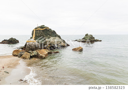 三重県伊勢の二見浦夫婦岩(二見興玉神社) 三重県伊勢の二見浦夫婦岩(二見興玉神社) 138582323