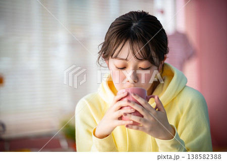 マグカップを両手で持つ女性 :はっぴぃぽっぷ マグカップを両手で持つ女性 :はっぴぃぽっぷ 138582388