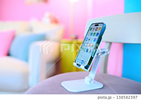 スマホスタンドに置かれたスマートフォン :はっぴぃぽっぷ スマホスタンドに置かれたスマートフォン :はっぴぃぽっぷ 138582397