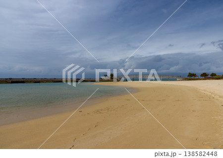 沖縄県糸満市西崎町　美々ビーチいとまんの砂浜や青い海の景色 138582448