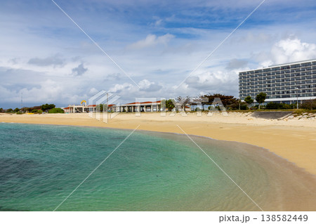 沖縄県糸満市西崎町 美々ビーチいとまんの砂浜や青い海の景色 沖縄県糸満市西崎町 美々ビーチいとまんの砂浜や青い海の景色 138582449