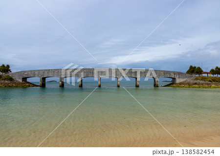 沖縄県糸満市西崎町 美々ビーチいとまんの砂浜や青い海の景色 沖縄県糸満市西崎町 美々ビーチいとまんの砂浜や青い海の景色 138582454