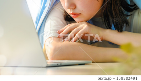 女性がノートパソコンで作業する様子 :はっぴぃぽっぷ 女性がノートパソコンで作業する様子 :はっぴぃぽっぷ 138582491