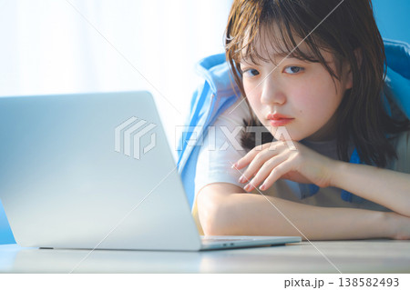 ノートパソコンに向かう若い女性 ：はっぴぃぽっぷ 138582493