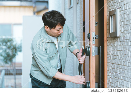 玄関ドアの鍵修理 138582688