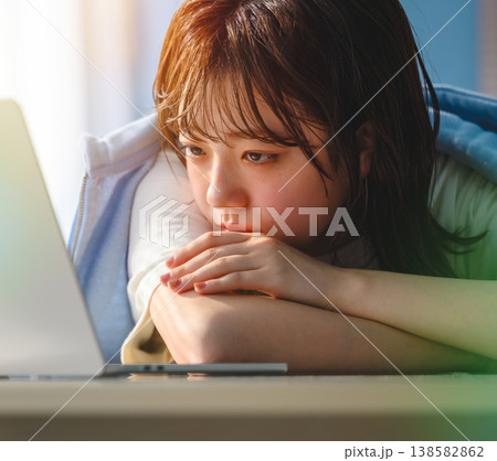 女性がノートパソコンを見つめる :はっぴぃぽっぷ 女性がノートパソコンを見つめる :はっぴぃぽっぷ 138582862