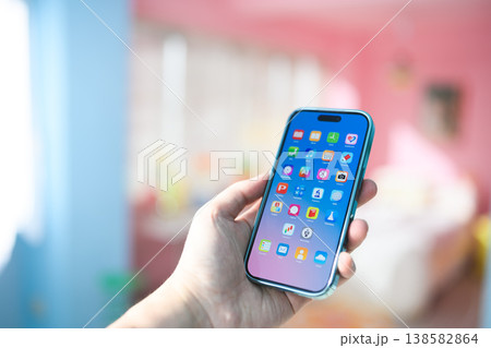 スマホを持つ手 ：はっぴぃぽっぷ 138582864