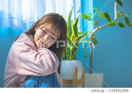 窓辺でくつろぐ女性 ：はっぴぃぽっぷ 138582866