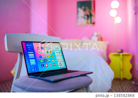 ピンクの部屋にあるノートパソコン :はっぴぃぽっぷ ピンクの部屋にあるノートパソコン :はっぴぃぽっぷ 138582868