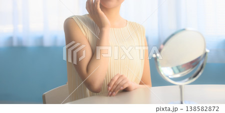 鏡の前でスキンケアをする女性 ：はっぴぃぽっぷ 138582872