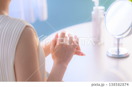女性の手と化粧品 :はっぴぃぽっぷ 女性の手と化粧品 :はっぴぃぽっぷ 138582874