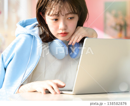 女性がノートパソコンで作業をする ：はっぴぃぽっぷ 138582876