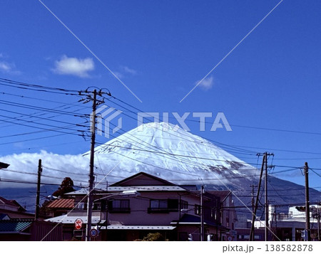 青空と雪化粧の富士山 青空と雪化粧の富士山 138582878