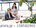 仕事の相談やアドバイスを行う男女のビジネスマン 仕事の相談やアドバイスを行う男女のビジネスマン 138582902