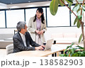仕事の相談やアドバイスを行う男女のビジネスマン 仕事の相談やアドバイスを行う男女のビジネスマン 138582903