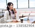 仕事の合間にコーヒーとドーナツでリラックスする女性 仕事の合間にコーヒーとドーナツでリラックスする女性 138582904