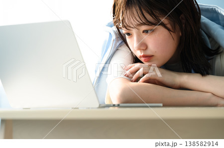ノートパソコンを見る女性 ：はっぴぃぽっぷ 138582914