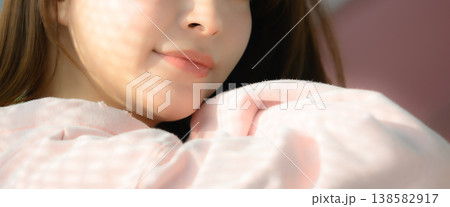 パーカーに顔を寄せる女性のクローズアップ :はっぴぃぽっぷ パーカーに顔を寄せる女性のクローズアップ :はっぴぃぽっぷ 138582917