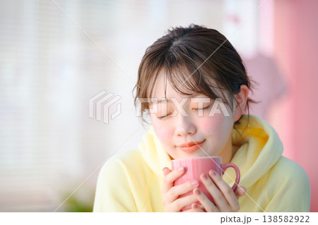 マグカップを持つ女性 ：はっぴぃぽっぷ 138582922