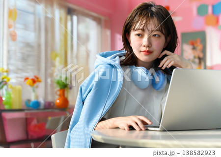 ノートパソコンで作業する女性 ：はっぴぃぽっぷ 138582923