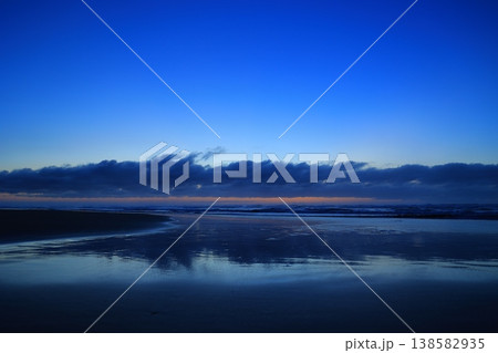 美しい海岸の朝焼け 美しい海岸の朝焼け 138582935