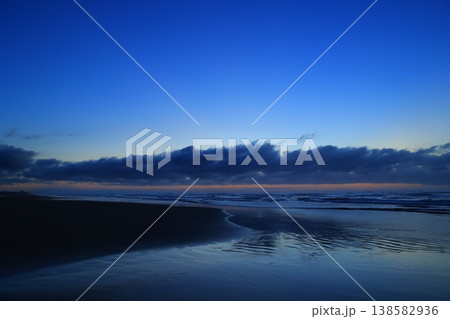 美しい海岸の朝焼け 美しい海岸の朝焼け 138582936