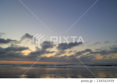 美しい海岸の朝焼け 美しい海岸の朝焼け 138582939