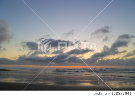 美しい海岸の朝焼け 美しい海岸の朝焼け 138582941