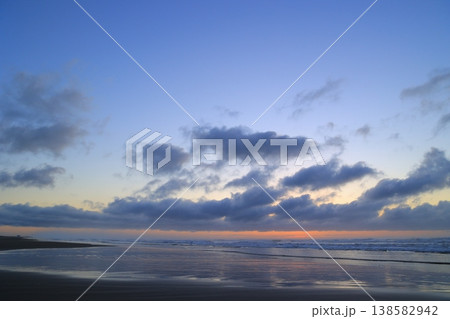 美しい海岸の朝焼け 138582942