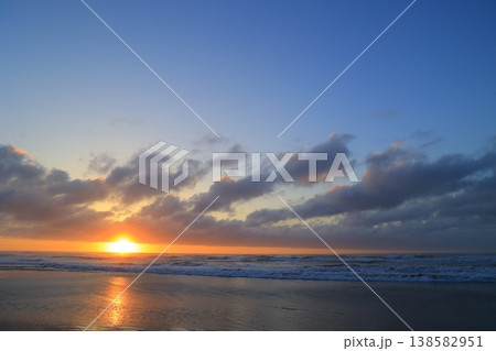 美しい海岸の朝焼け 美しい海岸の朝焼け 138582951