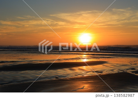 美しい海岸の朝焼け 美しい海岸の朝焼け 138582987