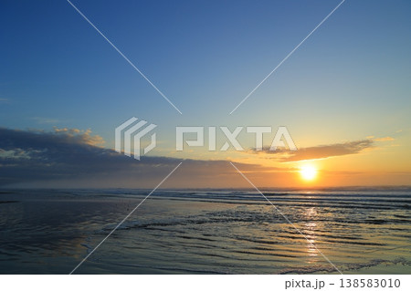 美しい海岸の朝焼け 美しい海岸の朝焼け 138583010