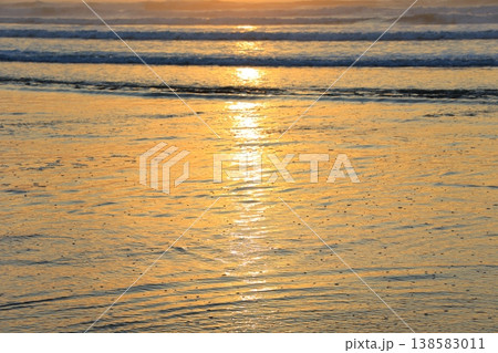美しい海岸の朝焼け 138583011