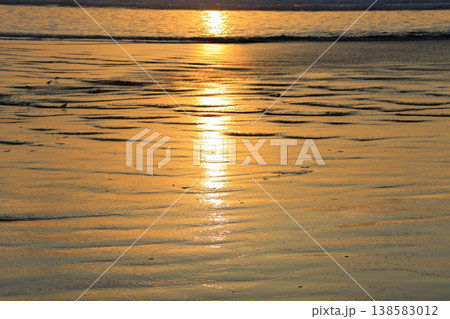 美しい海岸の朝焼け 138583012