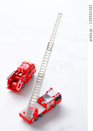 消防車 - 出動する消防車（はしご車とポンプ車） 138583381