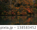 水面に映る紅葉 138583452