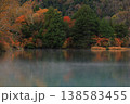 水面に映る紅葉 138583455