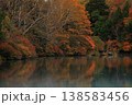 水面に映る紅葉 138583456