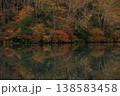 水面に映る紅葉 138583458