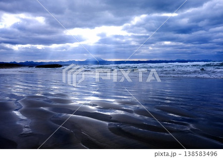 稲佐の浜の海岸風景|静寂を感じる自然背景素材 稲佐の浜の海岸風景|静寂を感じる自然背景素材 138583496