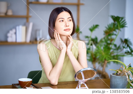 鏡の前で肌の状態をチェックする、美意識の高い日本人女性 鏡の前で肌の状態をチェックする、美意識の高い日本人女性 138583506