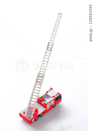 消防車 - はしごを伸ばして活動する消防車（はしご車） 138583593