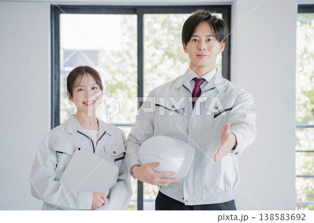 作業着の若い男性と女性　ポートレート 138583692